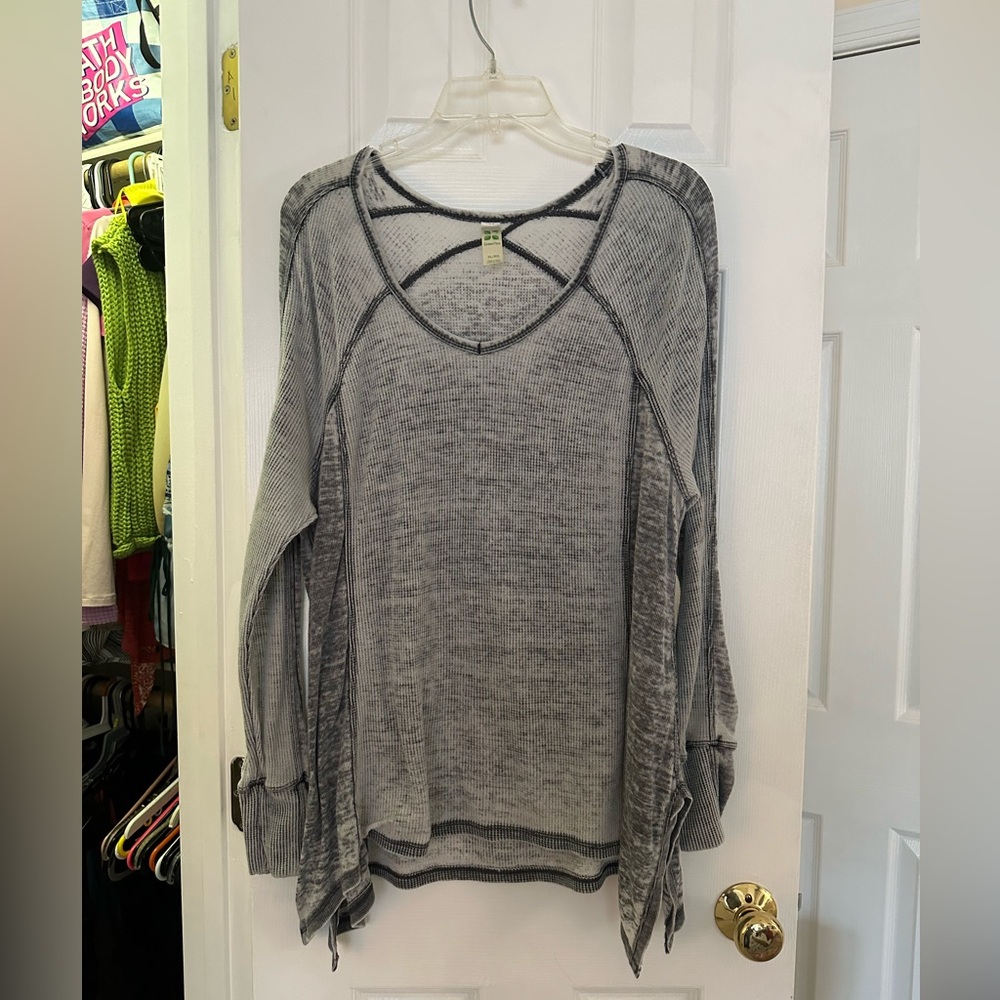 Gray/white oversized top